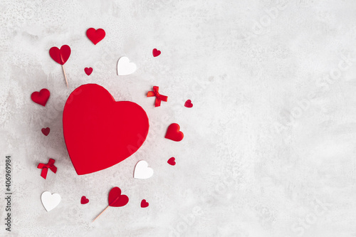 Obraz Dibond Valentine's Day background. Gift, envelope, hearts on concrete gray background. Valentines day concept. Flat lay, top view