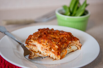 cheesy meat lasagna with red sauce