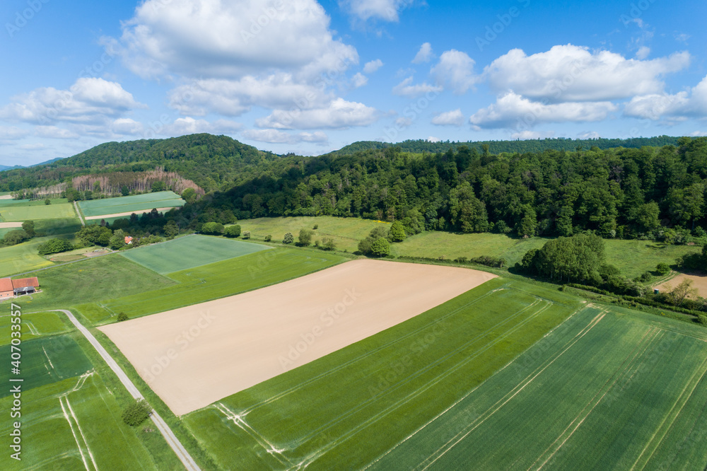 Luftaufnahme von einer ländlichen Gegend in Niedersachsen, Deutschland - obrazy, fototapety, plakaty 