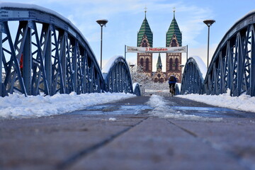 Blaue Brücke in Freiburg mit Schnee