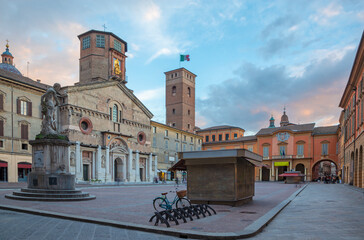Fototapete - Reggio Emilia  - The square Piazza del Duomo at dusk.