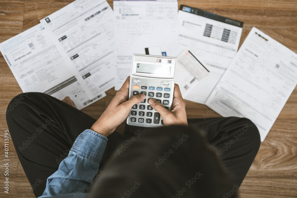 Top view man sitting on the floor stressed and confused by calculate expense from invoice or bill, have no money to pay thinking of taking the house to mortgage causing debt, bankruptcy concept. - obrazy, fototapety, plakaty 
