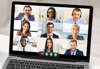 Poster - Closeup Of Laptop Screen With Business People Having Online Meeting