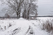 Polna droga pokryta śniegiem.