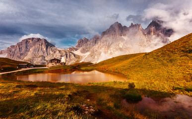 Leinwandbilder - Wonderful Alpine Highlands in Sunny Day. Amazing nature landscape of Dolomites Alps. Dramatic scene with colorful sky. A magnificent panorama of the mountains with fresh grass on foreground.