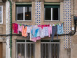 Wäscher, die zum Trocknen an einer Wäscheleine an der Vorderseite eines Hauses aufgehängt wurde