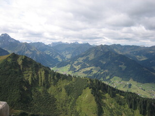 Blick vom Fellhorn bei Oberstdorf im Allgäu auf die Bayerischen Alpen