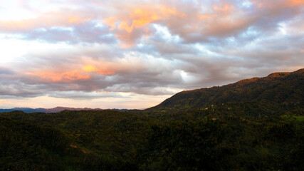 Paisaje atardecer en las montañas color naranja