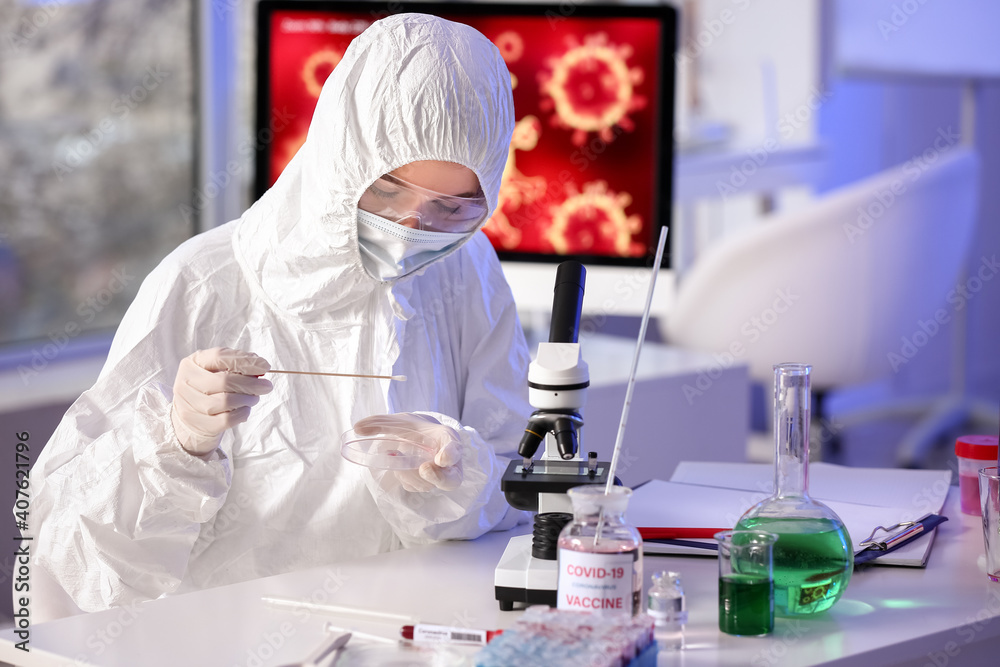 Scientist working with sample in laboratory - obrazy, fototapety, plakaty 