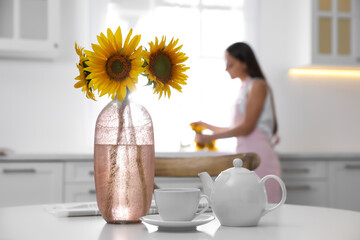 Wall Mural - Bouquet of beautiful sunflowers on table in kitchen