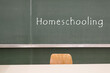 Wort Homeschooling an einer grünen Tafel