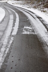 Poster - winterlich verschneite Eifelstraße