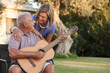 © alex.pin - anziano signore canta una canzone alla moglie con la chitarra acustica nel giardino di casa