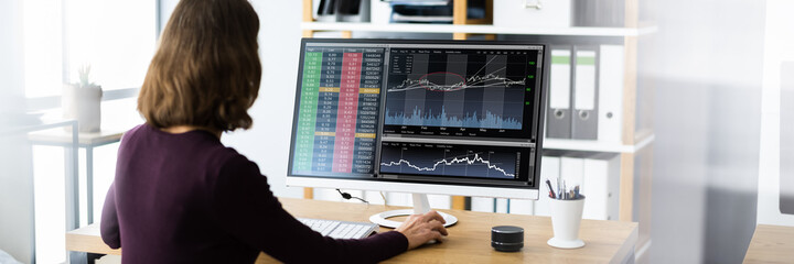 Poster - Financial Broker Or Trader Woman
