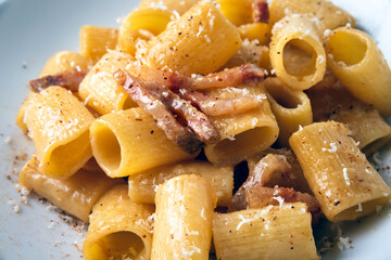 Deliziosa pasta alla gricia, tipica ricetta romana di pasta con guanciale e pecorino, cucina Italiana