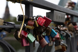 Fototapeta Tęcza - Love Lock Bridge, Eiserner Steg, in Frankfurt am Main, Germany