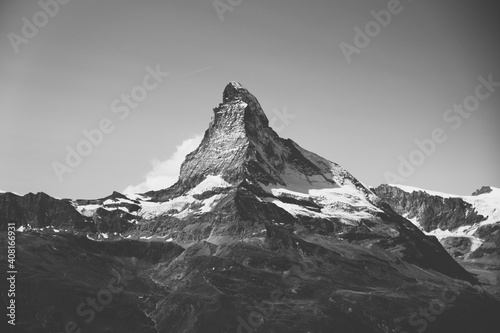 Dekoracja na wymiar  gorski-krajobraz-z-widokiem-na-szczyt-matterhorn-w-zermatt-w-szwajcarii-czarno-bialy