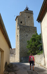 Poster - Frau am Belfried in Malaucene, Provence