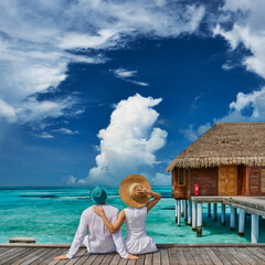 Poster - Couple in white on a tropical beach jetty