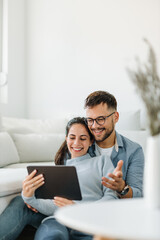 reading online book together.