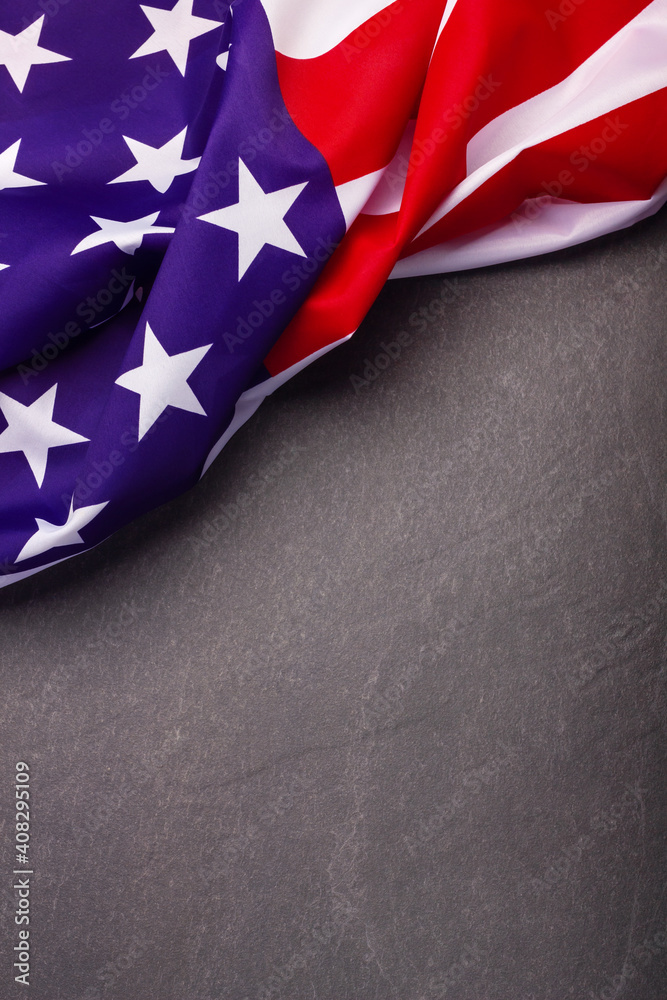 Obraz na płótnie Closeup of American flag on dark background w salonie