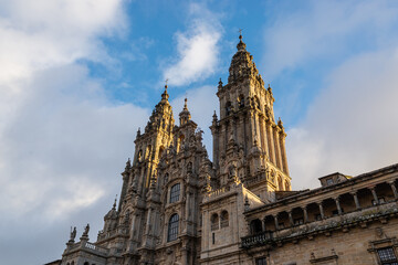Panorámica de la fachada principal de la Catedral de Santiago de Compostela desde la Plaza del Obradoiro en el Año Santo Xacobeo 2021
