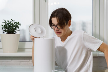 the man opened the lid of the humidifier and did not smell a pleasant smell.