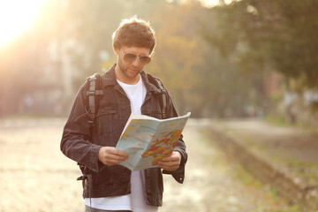 Canvas Print - Traveler with world map on city street