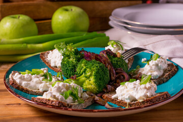 a plate of healthy bread snack with vegetables