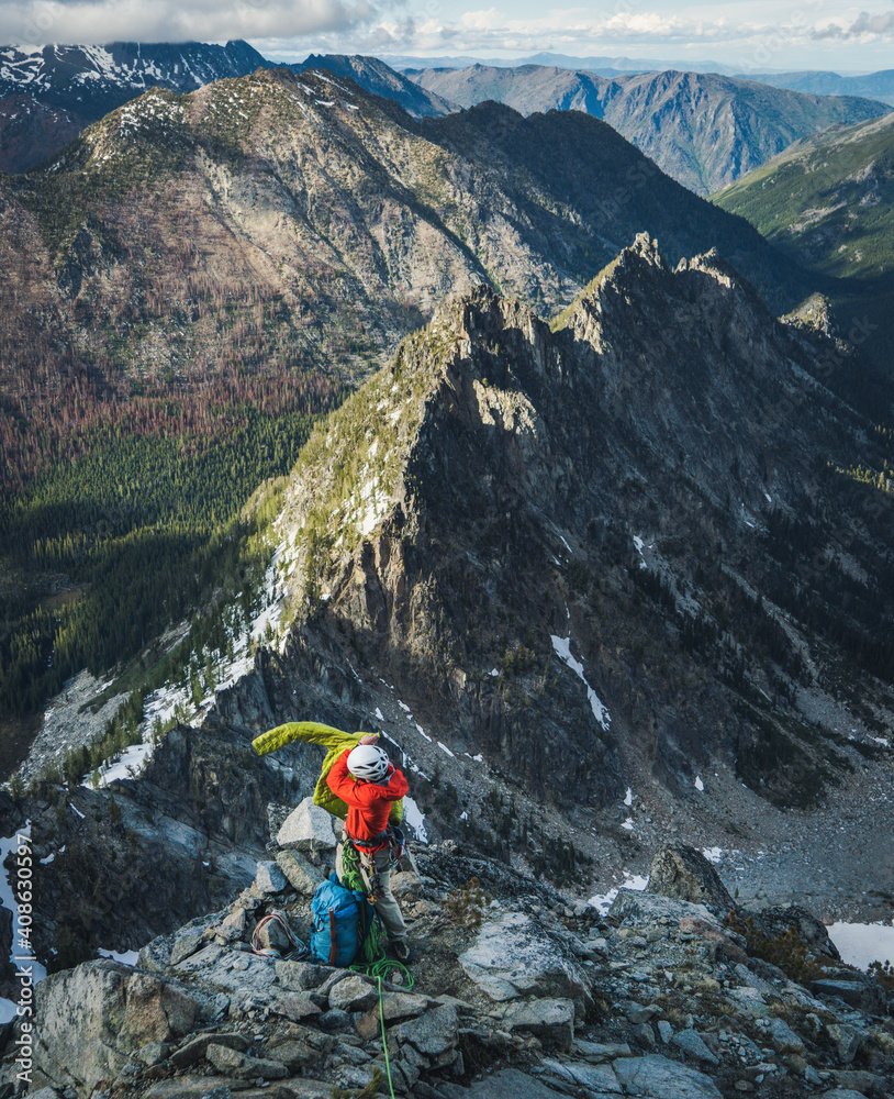 Cimbing Rocks Man putting on jacket during rock climb in Washington Stock Photo ...