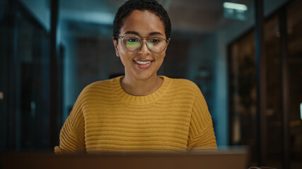Aufkleber - Close Up Portrait of Young Hispanic Marketing Specialist Working on Laptop Computer in Busy Creative Office Environment. Beautiful Diverse Multiethnic Female Project Manager is Browsing Internet.