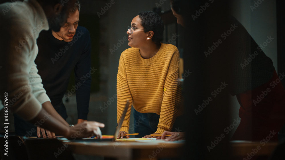 Diverse Multiethnic Team are Having a Conversation in a Meeting Room Behind Glass Walls in a Creative Office. Colleagues Lean On a Conference Table and Discuss Business, App User Interface and Design. - obrazy, fototapety, plakaty 