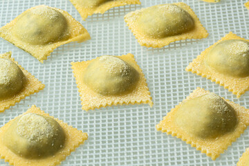 Poster - Raviolis de espinacas de pasta fresca.