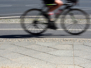 Schneller Radfahrer auf einem zweispurigen Radweg in Berlin