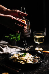 Ravioli with spinach, ricotta and parmesan on a black plate