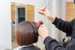 © garage38 - ヘアサロンで髪の毛をカットする美容師の手元