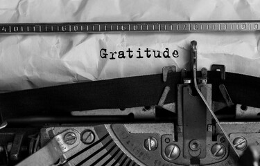 Aufkleber - Text Gratitude typed on retro typewriter