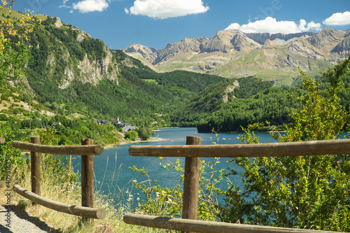 Obrazy Pireneje  widok-na-zbiornik-wodny-lanuza-znajdujacy-sie-w-pirenejach-aragonskich-w-prowincji-huesca-w-hiszpanii