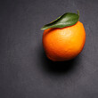 Un arancio fresco isolato su sfondo grigio. Vista dall'alto. Copia spazio.