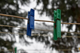 Fototapeta  - Plastikowe spinacze do suszenia prania na sznurku.