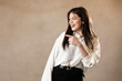 © JOSEMILLON - chica joven mujer morena con camisa blanca señalando a un lado y sonriendo