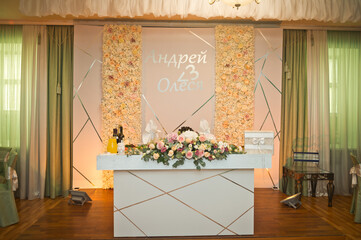 an example of the design of a wedding table for the bride and groom at a festive banquet 2630.