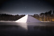 Die Wasserpyramide im Branitzer Park im Winter unterm Sternenhimmel