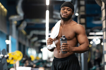 Poster - Shirtless black bodybuilder with water and towel at gym