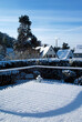 Bewässerungsdose mit Schnee bedeckt, schneebedeckte Terrasse im Wohngebiet