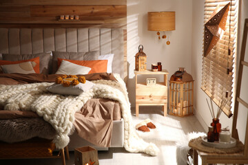 Poster - Cozy bedroom interior with knitted blanket and cushions