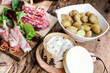 © Jérôme Rommé - Fromage chaud Mont d'or ou boite chaude accompagné de charcuterie et pommes de terre (spécialité du Jura, france)
