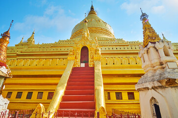 Canvas Print - The stairs to Shwezigon Pagoda, Bagan, Myanmar