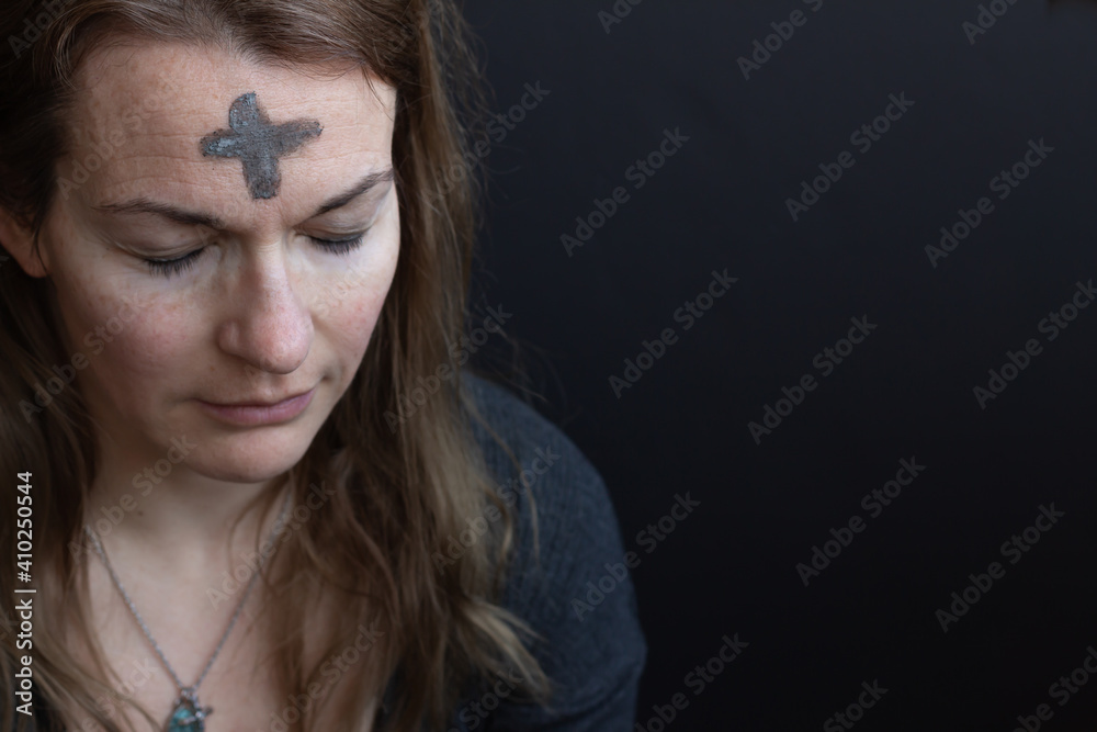 Obraz na płótnie portrait of woman with ash cross on forehead w salonie