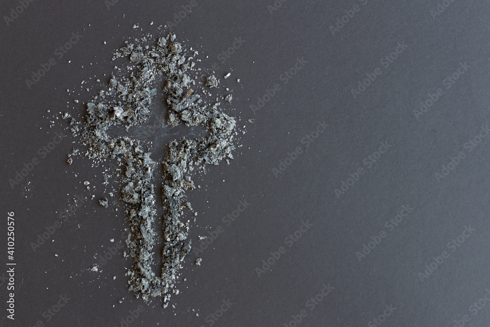 Obraz na płótnie cross of ashes on dark background w salonie